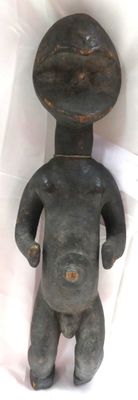 un petit jouet en bois posé sur un drap blanc