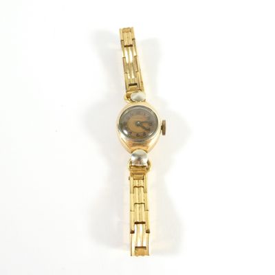 une montre-bracelet en or sur laquelle figure le portrait d'une femme