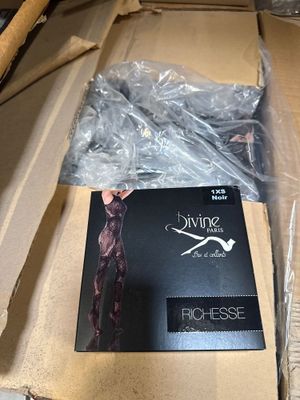 emballage d'une bouteille de vin dans une boîte en carton posée sur une table