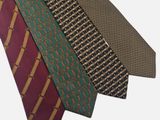 trois cravates de couleurs différentes sont empilées les unes sur les autres