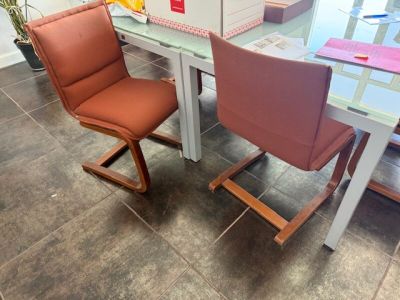 deux chaises placées à côté d'une table sur laquelle se trouve un ordinateur portable