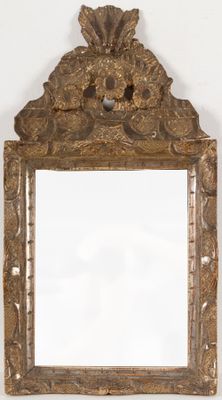 un miroir accroché au mur de la pièce