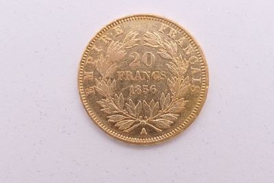 une image d'une pièce d'or sur une surface blanche