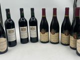 six bouteilles de vin sont alignées sur une table