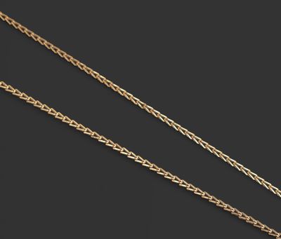une chaîne en or avec un pendentif en forme de cœur