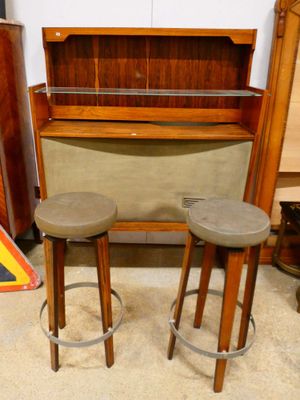 deux tabourets posés devant un piano