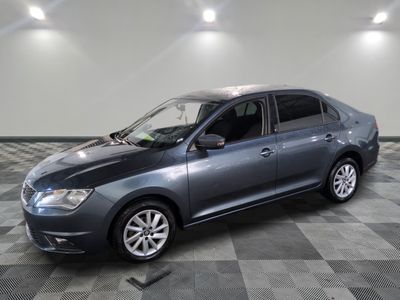 La Volkswagen Jetta grise est garée sur un sol en carrelage à damier.