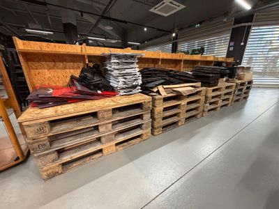 de nombreuses palettes en bois empilées les unes sur les autres dans une pièce