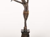 une image représentant une statue de femme posée sur un socle en marbre