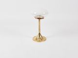une lampe de table en laiton et en verre sur fond blanc