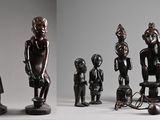 un grand nombre de statues posées sur une table