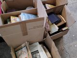 une boîte remplie de livres posée par terre