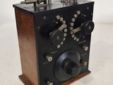 une radio à l'ancienne posée sur une table
