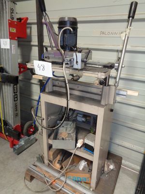 une machine posée sur une table dans un garage