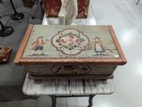 une boîte posée sur une table dans une pièce