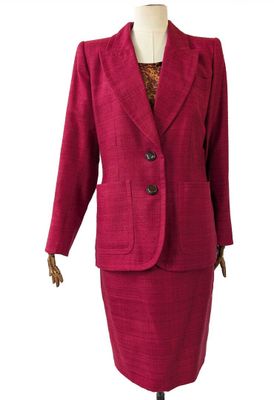 une photo d'un tailleur-jupe rouge pour femme présenté sur un mannequin