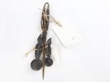 une cuillère en métal et un repose-cuillère auquel est attachée une étiquette