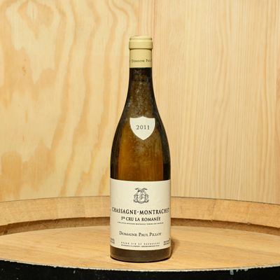 une bouteille de vin posée sur un tonneau