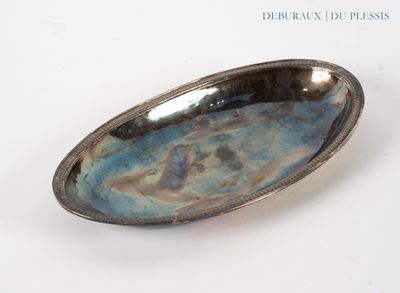 une image représentant une assiette en argent sur laquelle est déposé un pâté bleu
