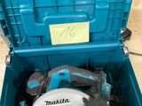 une boîte à outils bleue contenant une scie circulaire