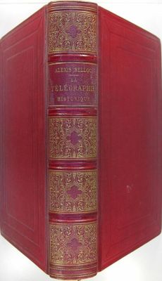 un vieux livre rouge aux bordures dorées et à la couverture rouge