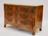 une petite commode avec un plateau en marbre