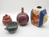 quatre types de vases différents posés sur une table