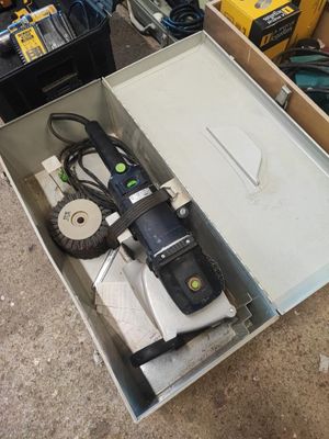 une boîte contenant des outils posée sur le sol