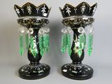 une paire de vases en verre noir et vert surmontés d'une couronne