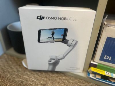 une boîte contenant un téléphone, posée sur une table