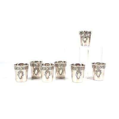 six verres à shot en argent et un vase orné d'un dragon