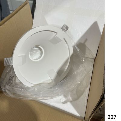 une boîte contenant un CD, posée sur une table