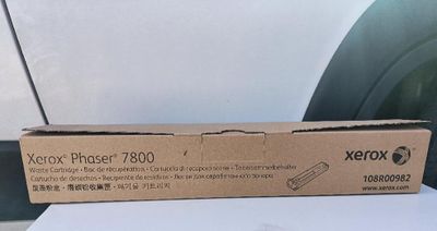 Le carton de la nouvelle imprimante Xerox Phaser 7600 est posé sur la table.