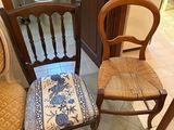 two chairs that are next to each other in a room