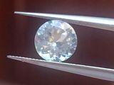 un diamant tenu par une paire de pinces