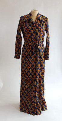 une image d'une robe sur un mannequin mannequin mannequin mannequin mannequin mannequin mannequin mannequin mann