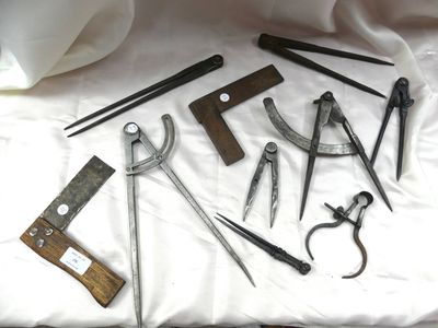 tout un tas d'outils éparpillés sur un drap blanc