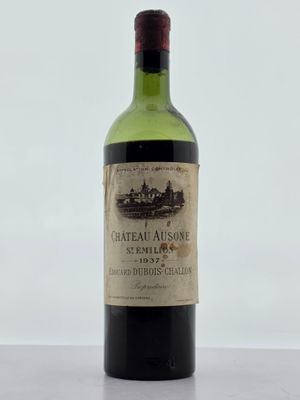 une bouteille de vin posée sur une table