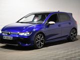 Une Volkswagen Golf R-Line bleue est garée dans un garage