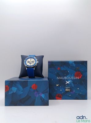 un gros plan d'une montre dans un coffret, sur fond blanc