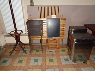 de nombreuses chaises et tables dans une salle équipée d'un tableau noir