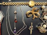 plusieurs types de bijoux différents présentés sur une table