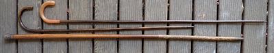 deux vieux outils qui traînent sur un plancher en bois
