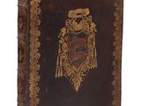un vieux livre relié en cuir, orné de dorures et doté d'une couverture décorative