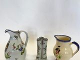 deux petits vases et un petit vase posés sur une table