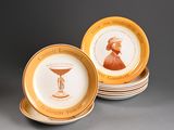 plusieurs assiettes sur lesquelles figure l'image d'un homme tenant un verre à vin