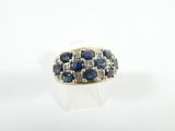 gros plan d'une bague en saphir bleu et diamant sur une surface blanche