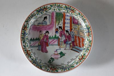 ASSIETTE DE CHINE en porcelaine de CANTON à décor d'une scèn…