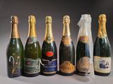 six bouteilles de champagne sont alignées sur une table