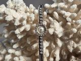 une image représentant une montre pour femme posée sur un corail